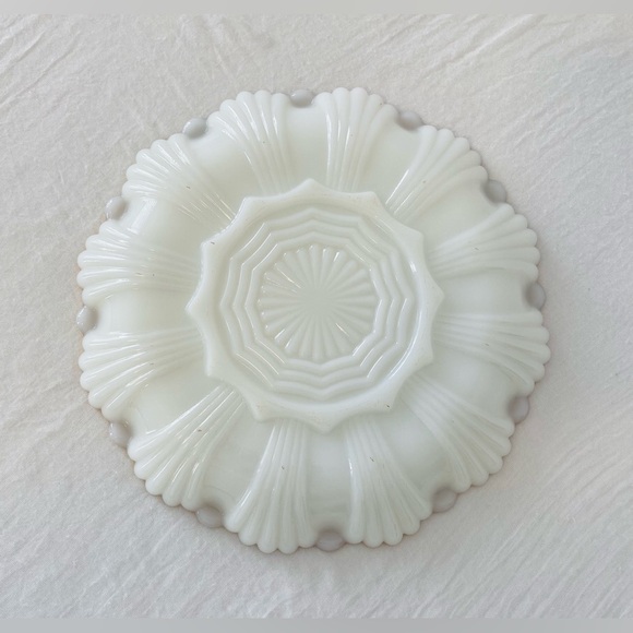 White and Gold Scalloped Devilled Egg Milk Glass Plate - Picture 5 of 6
